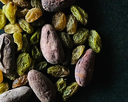 炭火焙煎カカオ豆とグリーンレーズン